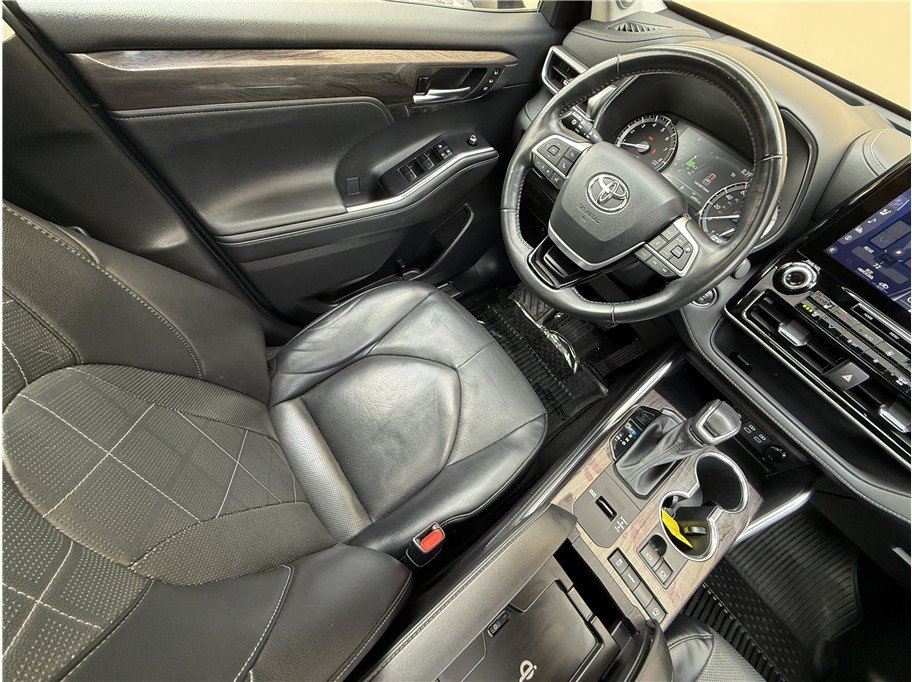 Used 2022 Toyota Highlander Platinum FWD image 9