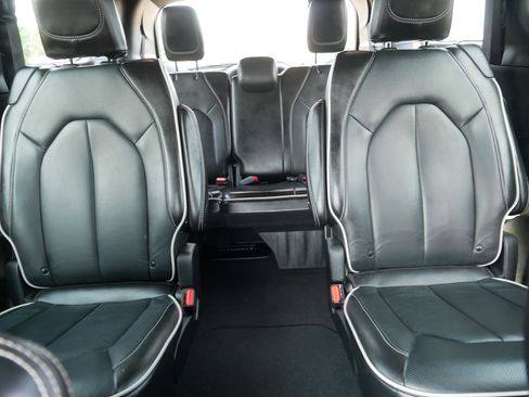 Used 2025 Chrysler Pacifica Limited FWD image 13