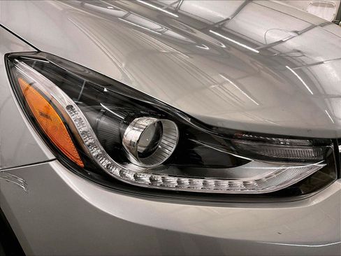 Used 2022 Chevrolet Trax LT w/ LT Convenience Package image 27