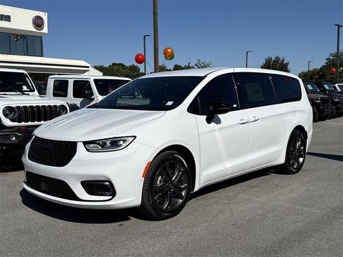 New 2026 Chrysler Pacifica Select image 9