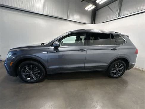 Certified 2022 Volkswagen Tiguan SE image 3