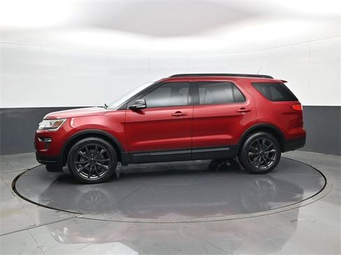 Used 2018 Ford Explorer XLT w/ Equipment Group 202A image 8