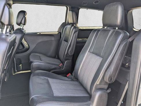Used 2015 Chrysler Town & Country S w/ Driver Convenience Group FWD image 17