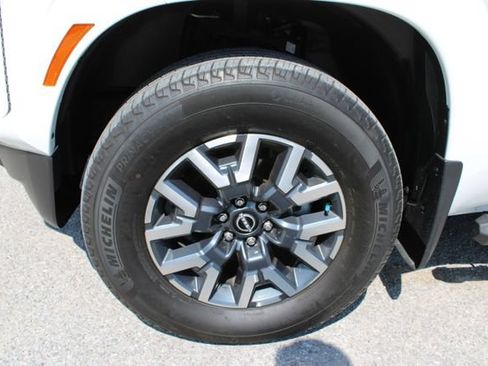 Used 2024 Nissan Frontier SL AWD/4WD image 10