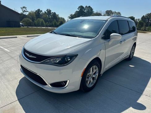 Used 2018 Chrysler Pacifica Touring-L w/ Tire & Wheel Group FWD image 1