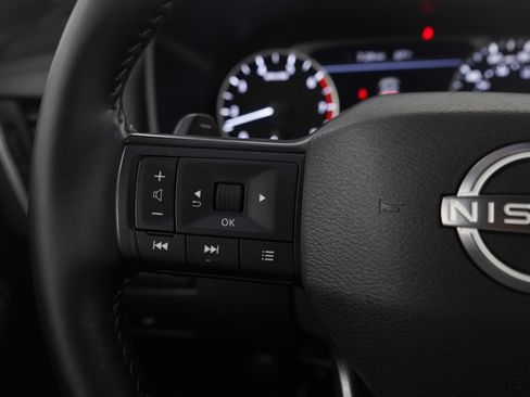 Used 2025 Nissan Rogue SV AWD/4WD image 25