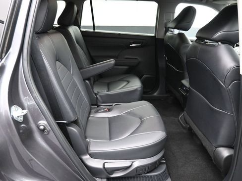 Used 2025 Toyota Highlander XLE AWD/4WD image 26