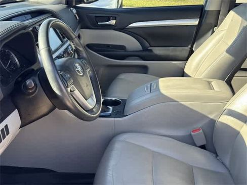 Used 2019 Toyota Highlander XLE image 11