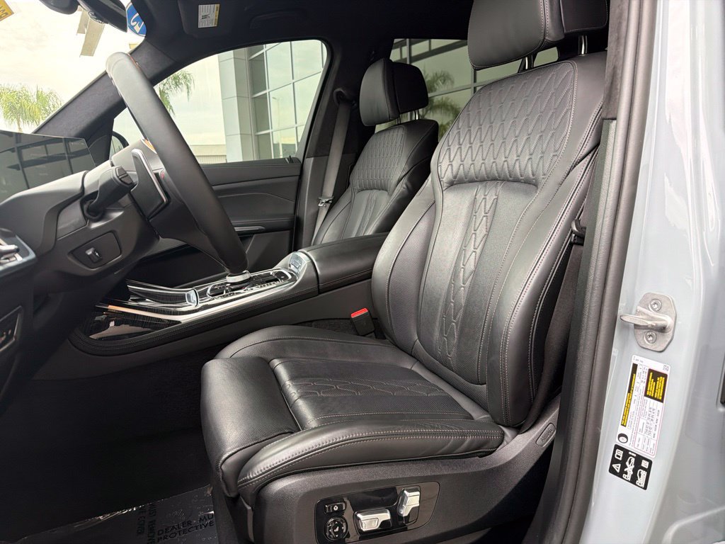 Used 2025 BMW X7 M60i AWD/4WD image 11