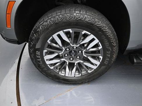 Used 2025 Chevrolet Suburban Z71 w/ Z71 Off-Road Package AWD/4WD image 23