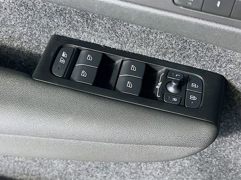 Used 2022 Volvo XC40 P8 Recharge Ultimate image 18