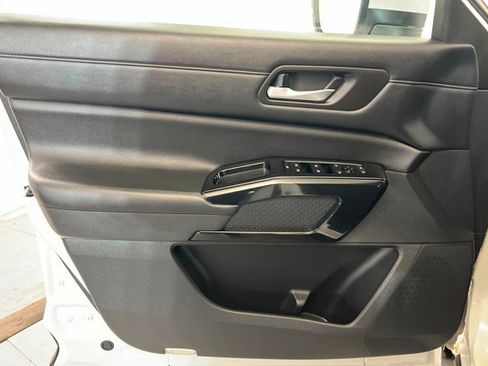 Used 2022 Nissan Pathfinder SV image 14