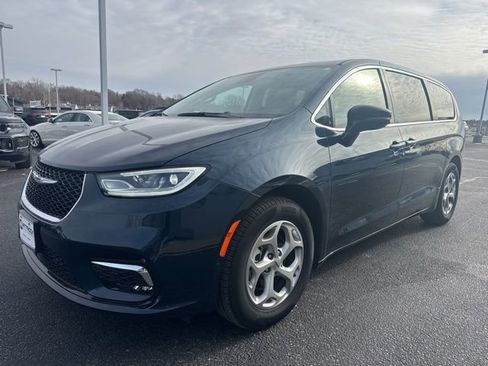 Used 2024 Chrysler Pacifica Limited image 5