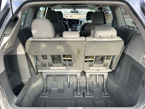 Used 2017 Toyota Sienna XLE Premium image 14
