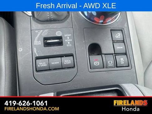 Used 2024 Toyota Highlander XLE AWD/4WD image 26