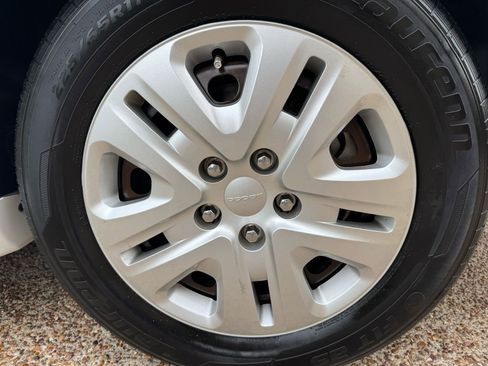 Used 2018 Dodge Grand Caravan SE w/ UConnect Hands-Free Group image 32