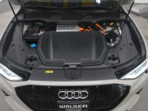 Used 2021 Audi e-tron Premium Plus w/ Premium Plus Package image 31