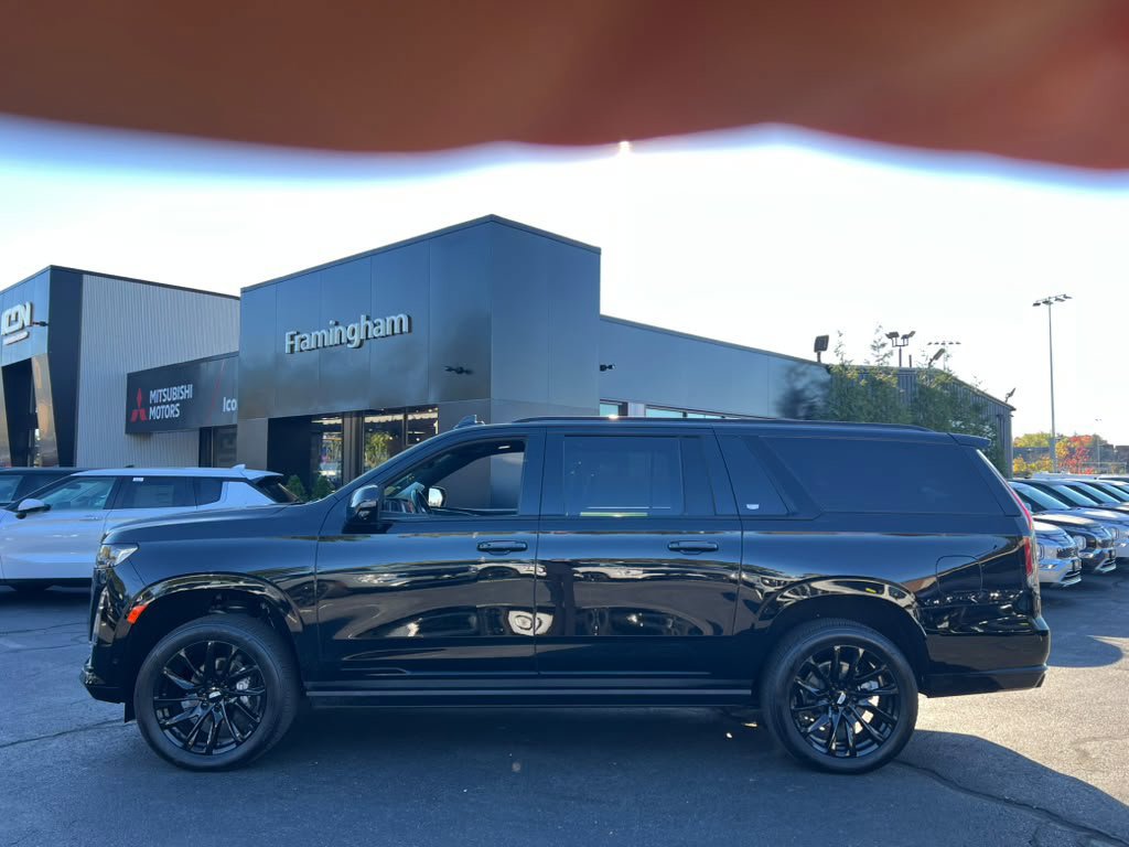 Used 2024 Cadillac Escalade ESV Sport Platinum w/ LPO, ONYX Package AWD/4WD image 2