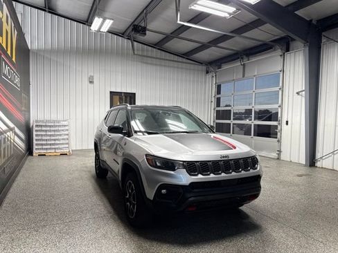 Used 2025 Jeep Compass Trailhawk AWD/4WD image 16