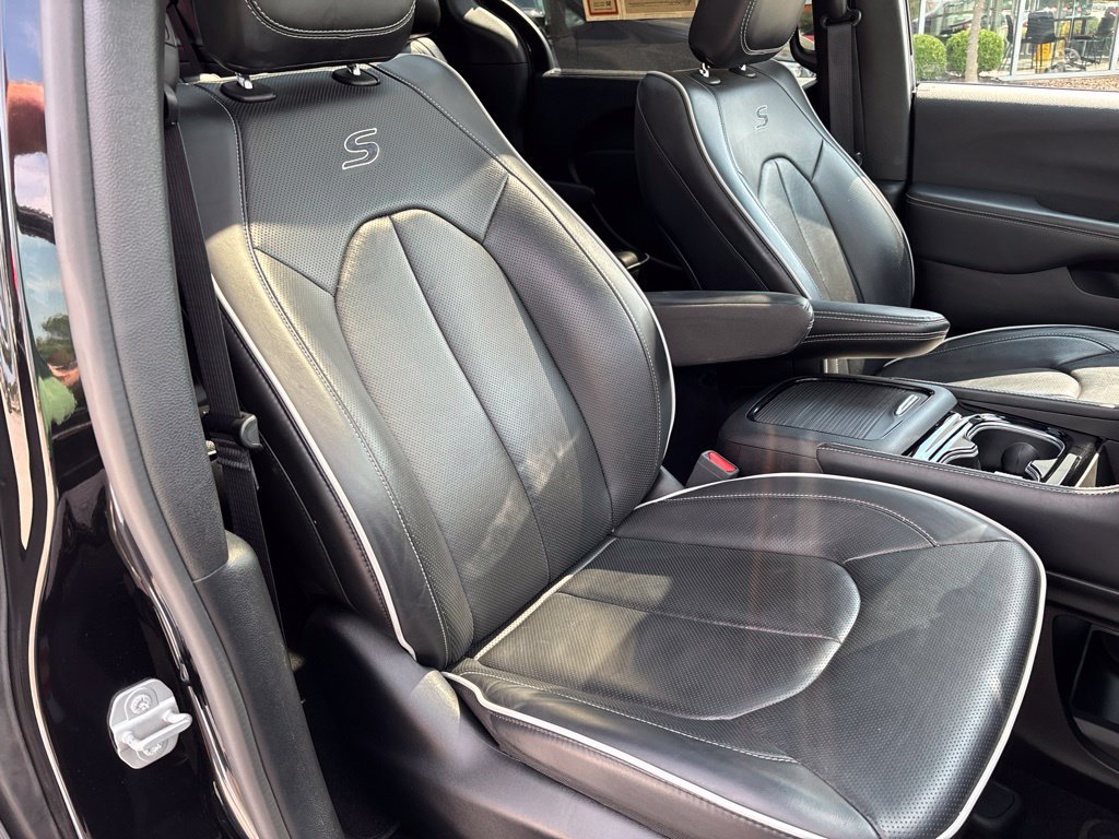 Used 2025 Chrysler Pacifica Limited FWD image 28