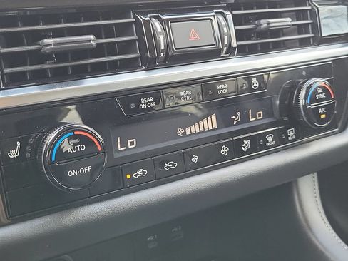 Used 2023 Nissan Pathfinder SL AWD/4WD image 33