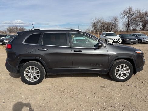 Used 2017 Jeep Cherokee Latitude w/ Cold Weather Group image 6