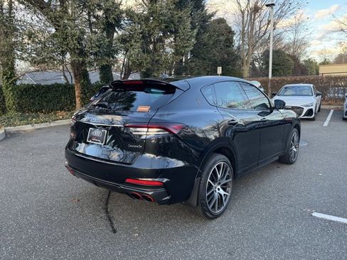 Used 2022 Maserati Levante Trofeo image 5