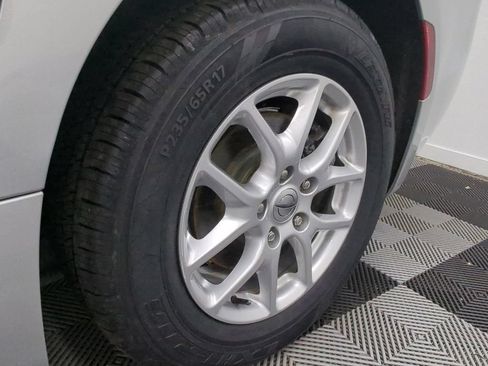 Used 2023 Chrysler Pacifica Touring-L FWD image 34
