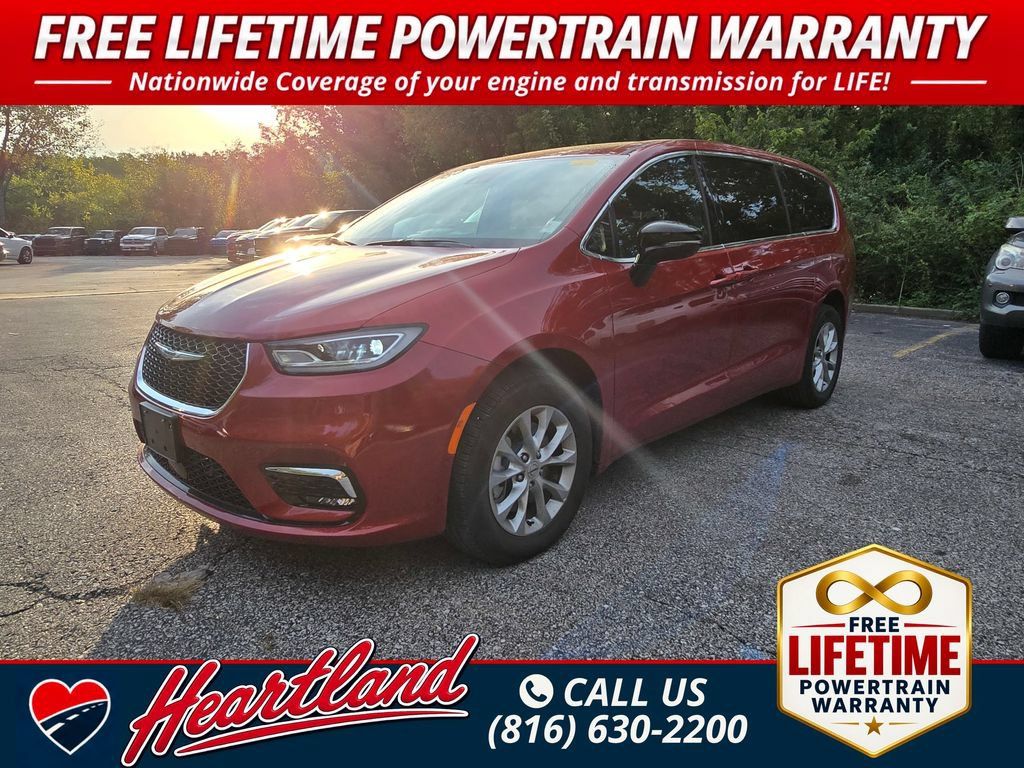 Used 2025 Chrysler Pacifica Select AWD/4WD image 1