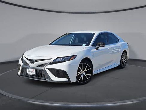 Used 2023 Toyota Camry SE FWD image 1