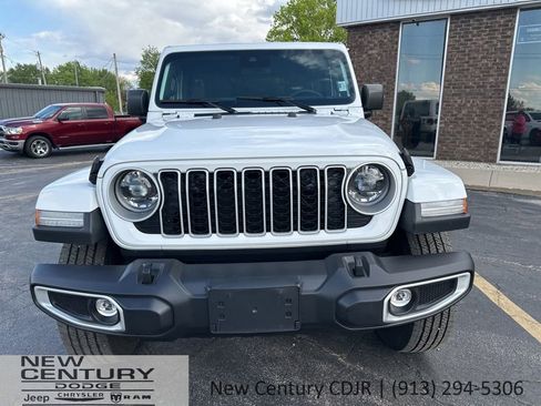 Used 2025 Jeep Wrangler Unlimited Sahara AWD/4WD image 3