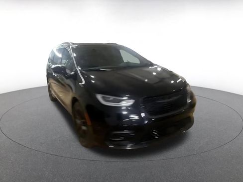 Used 2025 Chrysler Pacifica Limited image 3