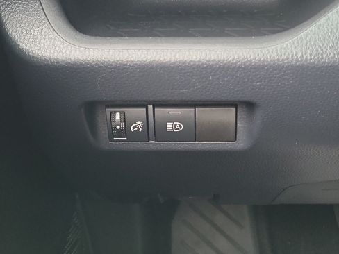 Used 2020 Toyota RAV4 LE FWD image 27