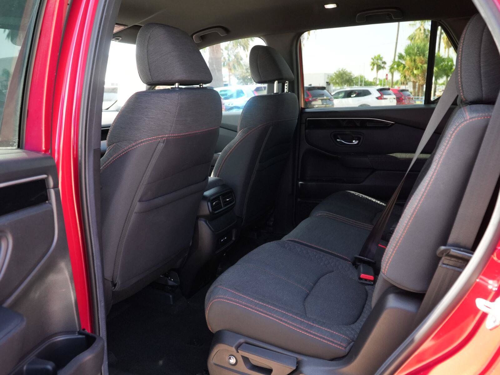 Used 2025 Honda Pilot Sport image 18
