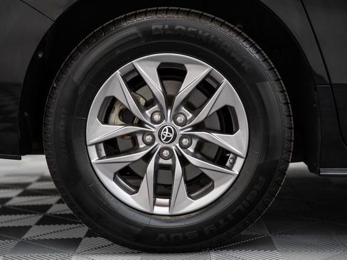 Used 2025 Toyota Sienna XLE FWD image 21