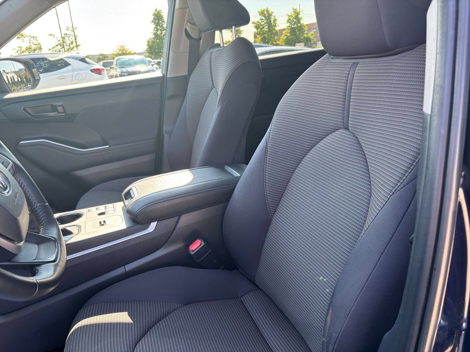 Used 2025 Toyota Highlander LE FWD image 37