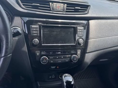 Used 2018 Nissan Rogue SV AWD/4WD image 17