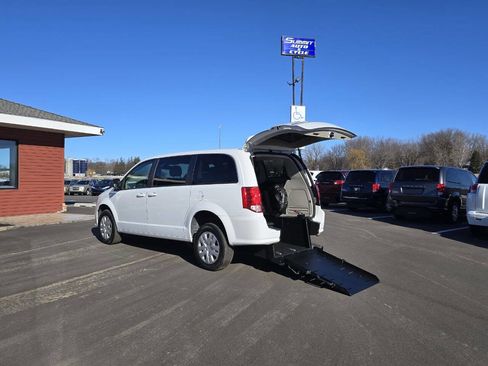 Used 2018 Dodge Grand Caravan SE w/ UConnect Hands-Free Group image 1