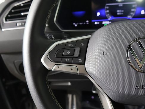 Used 2022 Volkswagen Tiguan SE image 39