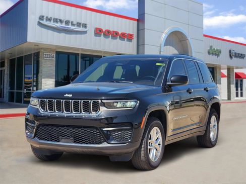 Used 2025 Jeep Grand Cherokee Laredo X RWD image 2