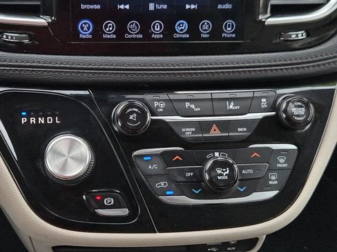 Used 2017 Chrysler Pacifica Limited w/ Advanced Safetytec Group FWD image 23