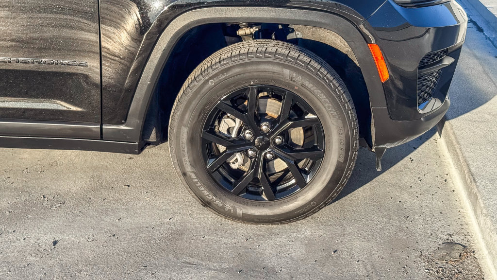 Used 2025 Jeep Grand Cherokee Altitude AWD/4WD image 11