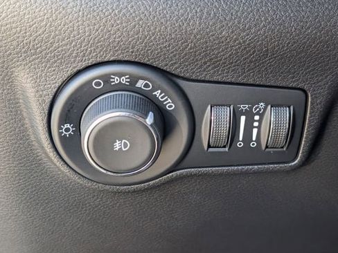 Used 2025 Jeep Compass Limited image 24