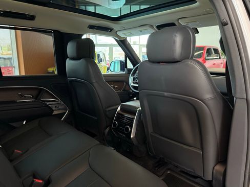 Used 2025 Land Rover Range Rover SE image 32