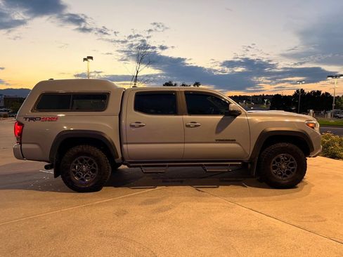 Used 2018 Toyota Tacoma TRD Off-Road AWD/4WD image 10