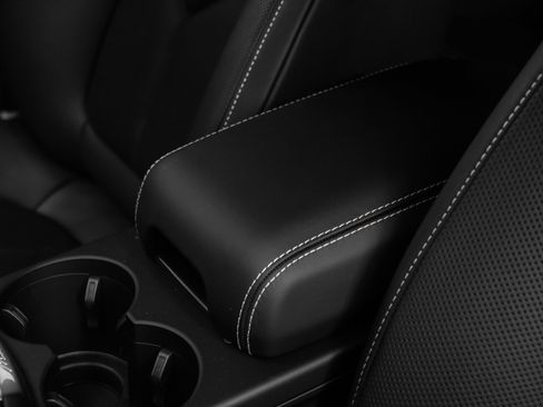 Used 2025 Porsche Macan image 37