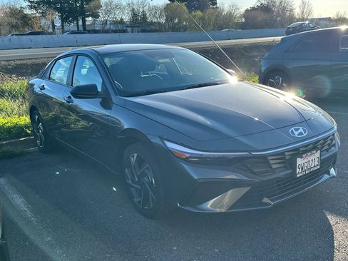 Certified 2025 Hyundai Elantra SEL image 2