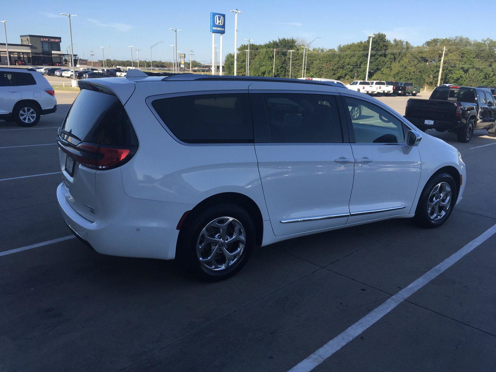 Used 2021 Chrysler Pacifica Limited w/ Premium & Safety Sphere Group AWD/4WD image 6