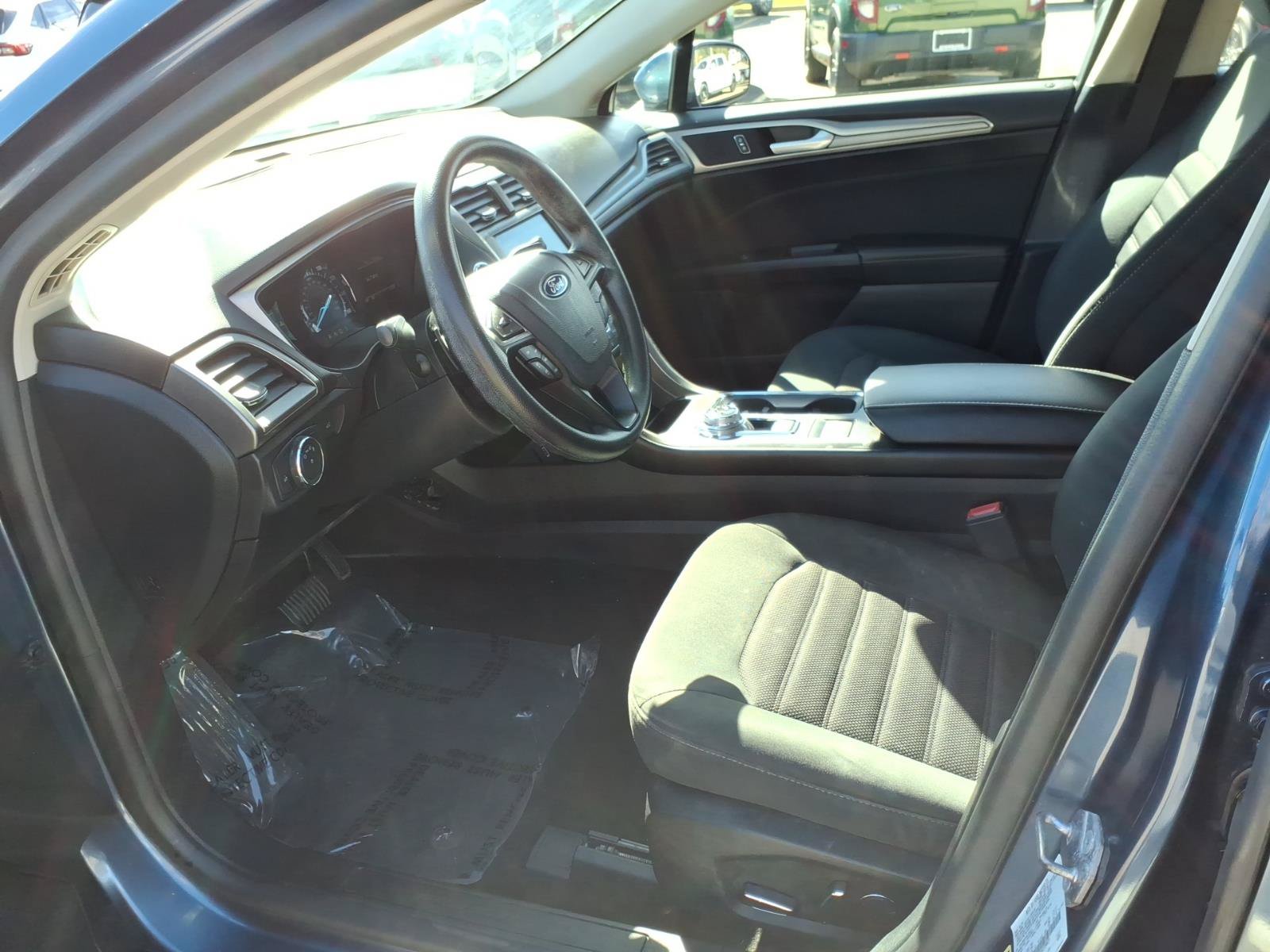Used 2018 Ford Fusion SE w/ Fusion SE Technology Package FWD image 11