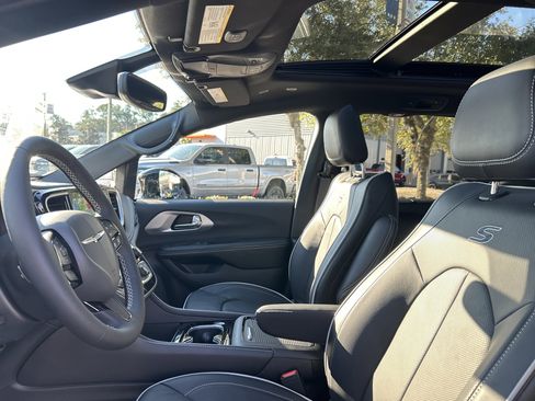 New 2026 Chrysler Pacifica Limited image 13